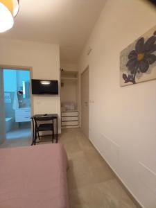 een woonkamer met een bank en een tafel bij Neapolis Apartment & Rooms in Siracusa