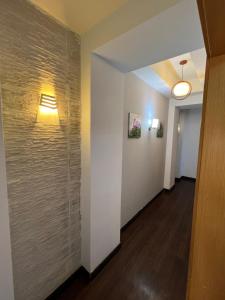um corredor com paredes brancas e uma luz na parede em sea view house em Marsa Alam