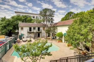 una vista exterior de una casa con piscina en Chic Dallas Vacation Rental Pool, Walk to Knox St en Dallas