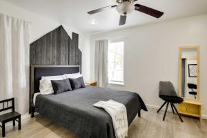 Postel nebo postele na pokoji v ubytování Serene Dallas Condo with Pool - Walkable Location! + 17 fotografií