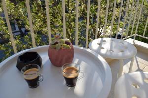 uma mesa com duas chávenas de café e uma planta em vasos em Mamo Thessaloniki Studios em Tessalônica