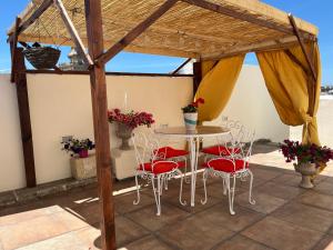 Patio nebo venkovní prostory v ubytování Birgu Square Townhouse, Rooftop & 3 Bathrooms