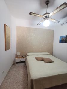 Tempat tidur dalam kamar di Casa Vacanza Delfino Bianco