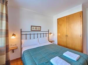 EscardacsにあるCasa l'Avet. El Vilar d'Urtxのベッドルーム1室(大型ベッド1台、木製キャビネット付)