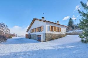 a house in the snow with snow covered ground at Casa l'Avet. El Vilar d'Urtx in Escardacs