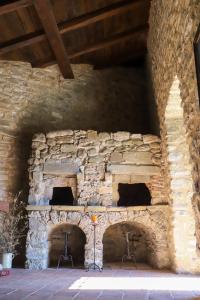 un bâtiment en pierre avec deux grands fours en briques dans l'établissement TENUTA CASTEL DELL'AQUILA, à Gragnola
