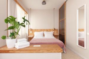 Posteľ alebo postele v izbe v ubytovaní The Marble Suites, PLAKA