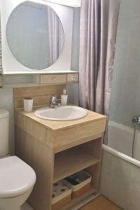 uma casa de banho com um lavatório, um WC e um espelho. em Cannes Marina vue sur le port em Mandelieu-la-Napoule