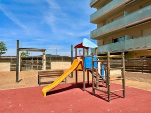 plac zabaw ze zjeżdżalnią i ławką w obiekcie NEW! Apartamento con 2 piscinas, parque infantil, a 1 min de la playa w Sant Antoni de Calonge