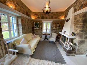 sala de estar con sofá y chimenea en Cottage with Private Pool en Poros