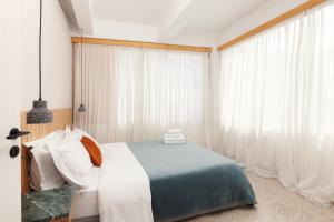Posteľ alebo postele v izbe v ubytovaní The Marble Suites, PLAKA