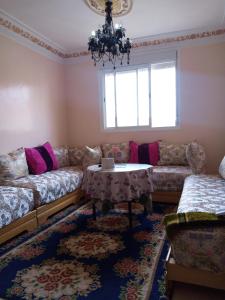 - un salon avec un canapé et une table dans l'établissement salwa, à Ifrane