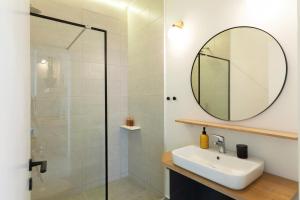 Kúpeľňa v ubytovaní The Marble Suites, PLAKA