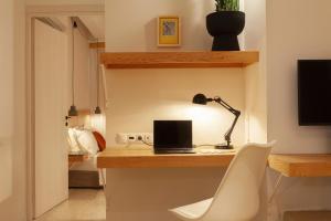 Televízia a/alebo spoločenská miestnosť v ubytovaní The Marble Suites, PLAKA