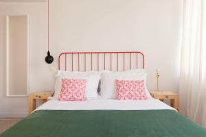 Posteľ alebo postele v izbe v ubytovaní The Marble Suites, PLAKA