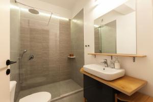 Kúpeľňa v ubytovaní The Marble Suites, PLAKA