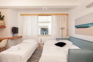 Posteľ alebo postele v izbe v ubytovaní The Marble Suites, PLAKA