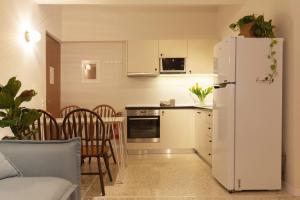 Kuchyňa alebo kuchynka v ubytovaní The Marble Suites, PLAKA