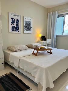 Un dormitorio con una cama con una mesa. en Apartamento Bora Bora, en Río de Janeiro