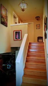 uma escada numa casa com uma escada em Golden Gate Getaway em Fircrest