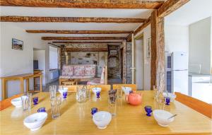 una gran mesa de madera con tazones y vasos. en 4 Bedroom Stunning Home In Castelnau D Mandailles, en Castelnau-de-Mandailles