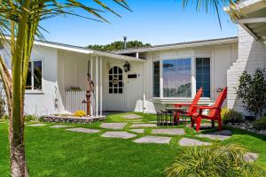 a patio with a table and chairs in a yard at Netport Oasis in Arroyo Grande