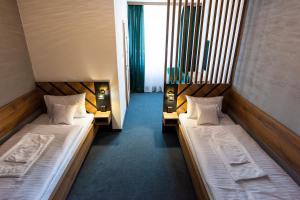 リマフスカー・ソボタにあるHotel Carreraのベッド2台 ホテルルーム シドウサイド付