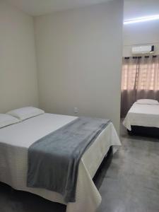 um quarto com duas camas num quarto em Pousada Premiatto em Holambra