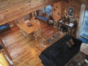 una vista aérea de una sala de estar con una mesa de madera en Charming, Quiet, Modern, River Front, en Hillsdale