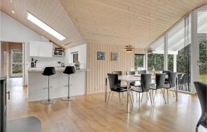 een keuken en eetkamer met een tafel en stoelen bij Pet Friendly Home In lbk With Sauna in Ålbæk