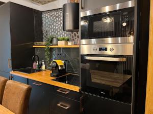 kuchnia z kuchenką i mikrofalówką w obiekcie Chic4 luxury Gran via w Madrycie