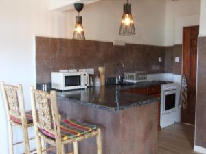 eine Küche mit einer Arbeitsplatte und einer Mikrowelle in der Unterkunft Belle Etoile in Soufrière