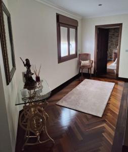 sala de estar con mesa de cristal y alfombra en Villa Carmen en András