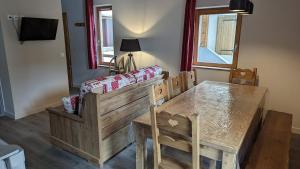 Televízia a/alebo spoločenská miestnosť v ubytovaní Appartement 6/8 pers à 200 m des pistes - piscine