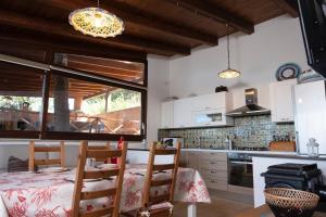 Η κουζίνα ή μικρή κουζίνα στο Villa Premiere immersa nel verde a Castelluzzo