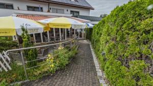 een loopbrug met paraplu's en planten bij Rommentaler Burgstüble in Schlat