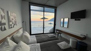 Televízia a/alebo spoločenská miestnosť v ubytovaní Villa Nostos Plakias beachfront sea view privet pool