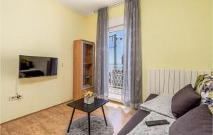 ein Wohnzimmer mit einem Sofa und einem TV in der Unterkunft Lovely Apartment In Icici With Kitchen in Ičići