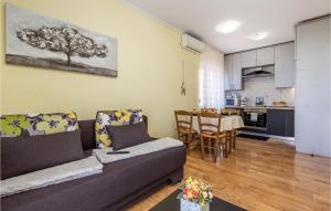 ein Wohnzimmer mit einem Sofa und einem Tisch in der Unterkunft Lovely Apartment In Icici With Kitchen in Ičići