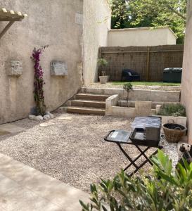 モサーヌ・レ・ザルピイユにあるL’Oustau de Céliaのパティオ(テーブル、植物、階段付)