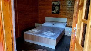 a small bedroom with a bed in a room at La Podul Gornii in Gornea