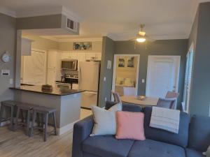 Seating area sa Peaceful Seaside Condo-Walking Path to the Beach