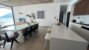 Kuchyňa alebo kuchynka v ubytovaní Villa Nostos Plakias beachfront sea view privet pool