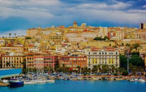 uma vista para uma cidade com barcos na água em Casa Eulalia em Cagliari