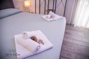 - un lit avec 2 serviettes et 2 poupées dans l'établissement B&B al CORSO, à Salerne