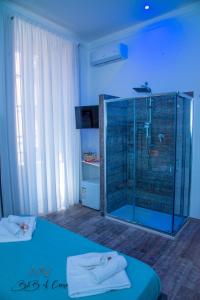 - une chambre avec une douche en verre et des serviettes sur un lit dans l'établissement B&B al CORSO, à Salerne