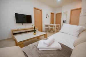 um quarto com uma cama e uma secretária com uma televisão em For Your Rentals Bonito Apartamento cerca Bernabeu MJU14B em Madri