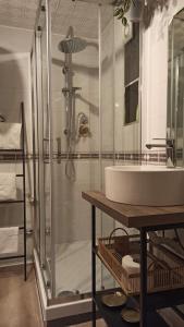 La salle de bains est pourvue d'une douche et d'un lavabo blanc. dans l'établissement Pia's Home in pieno centro storico, à Palerme