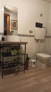 ein Bad mit einem WC und einem Waschbecken in der Unterkunft Pia's Home in pieno centro storico in Palermo