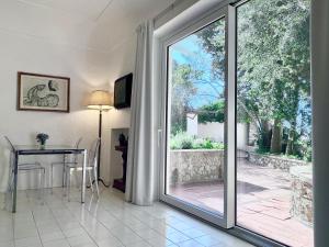 卡普里的住宿－Villa Olive，客厅设有滑动玻璃门